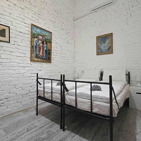 Wolf Apartment With Terrace Budapest Bagian luar foto