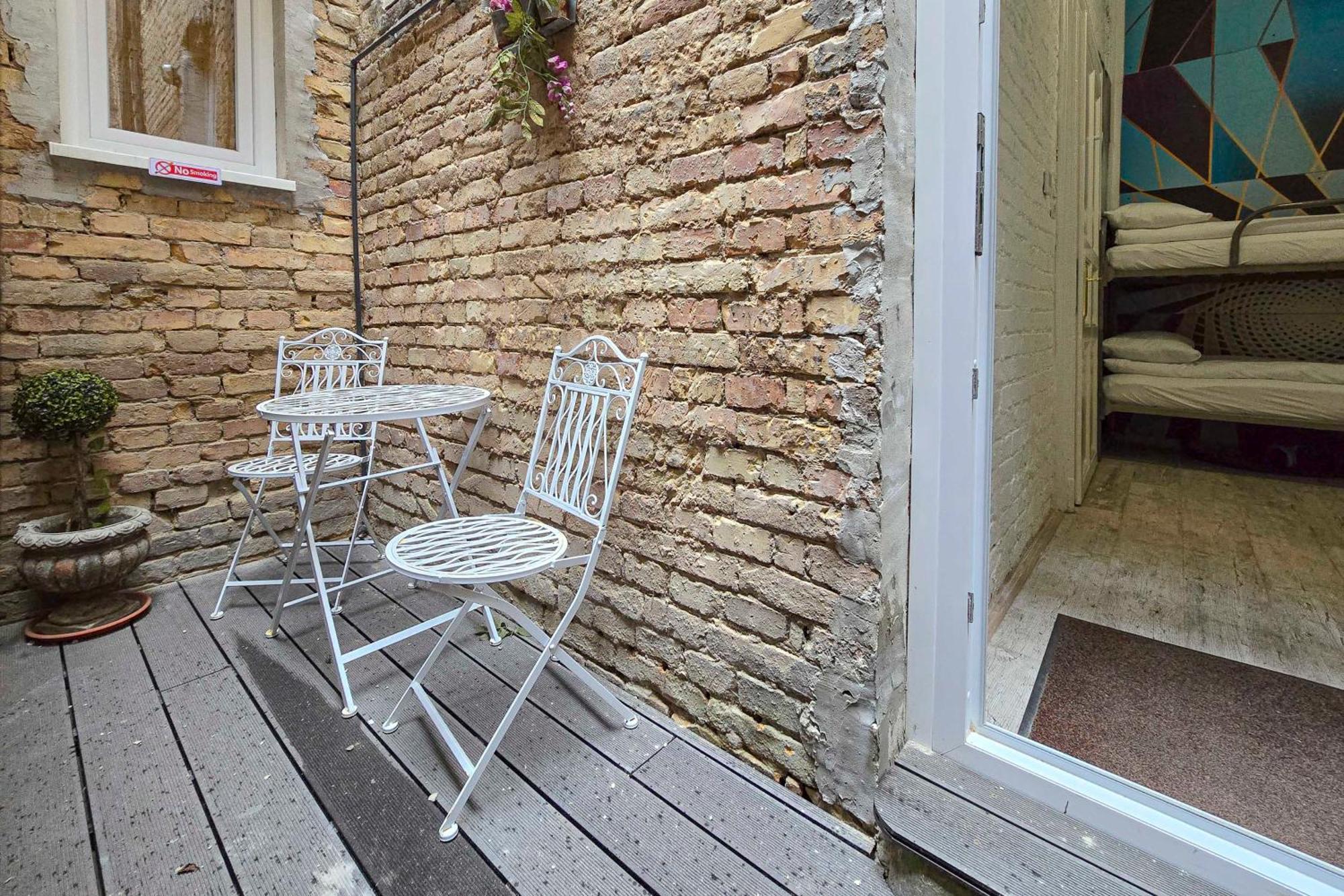 Wolf Apartment With Terrace Budapest Bagian luar foto